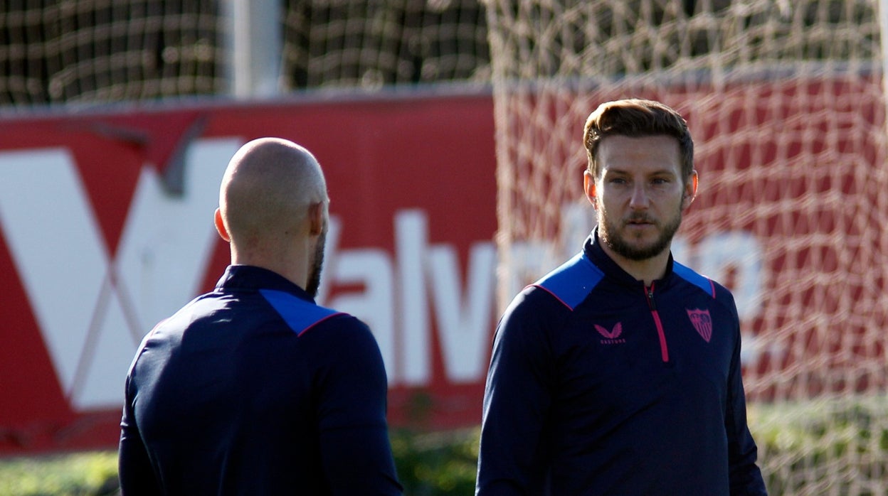 Dmitrovic, de espaldas, y Rakitic, en el entrenamiento previo al Linares - Sevilla de la Copa del Rey