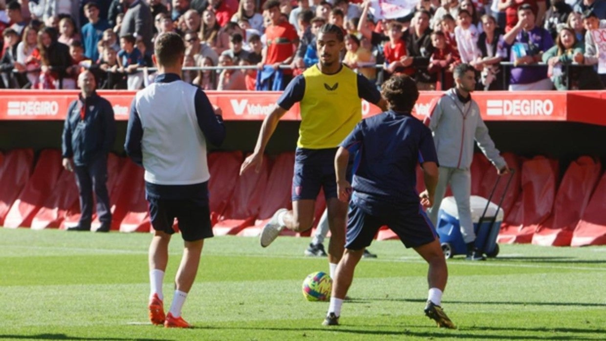 Badé ya toma decisiones en el estadio Ramón Sánchez-Pizjuán