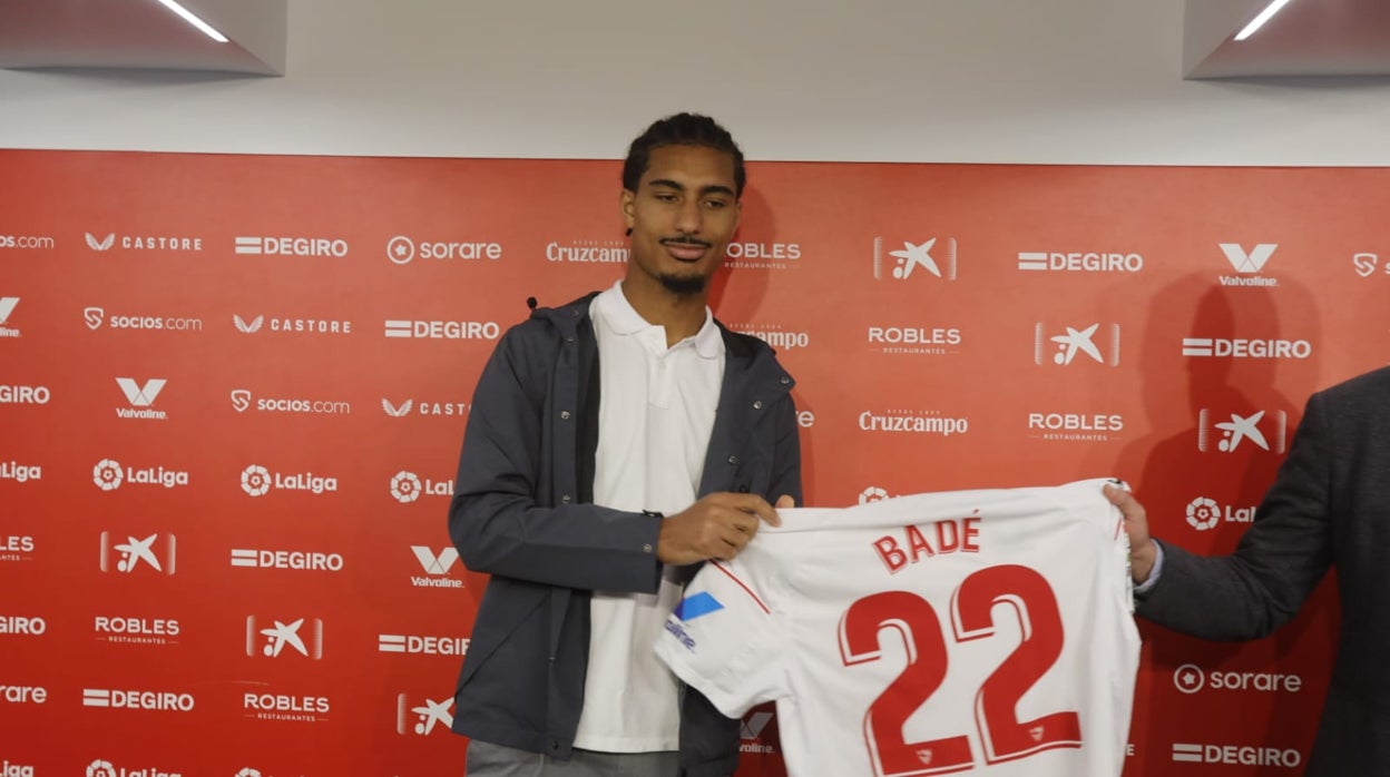 Loïc Badé, presentado con el Sevilla FC