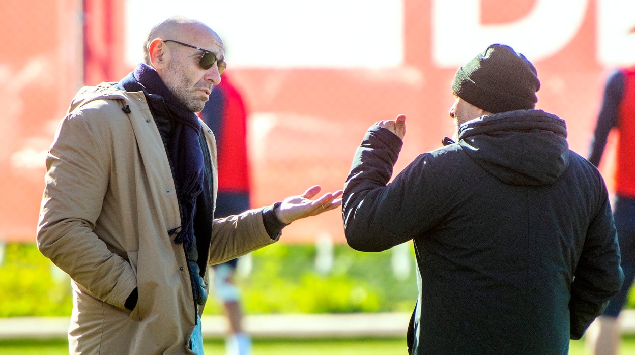 Monchi dialoga con Sampaoli en un entrenamiento