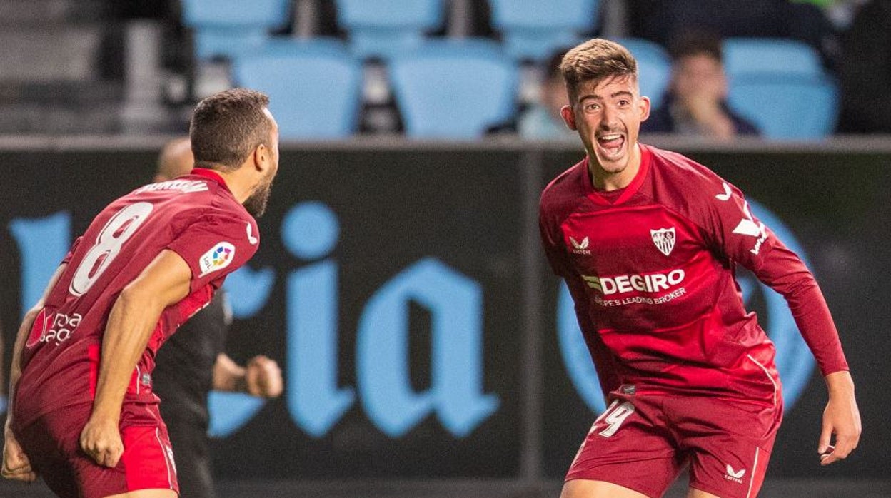 Joan Jordán celebra el gol de Kike Salas en el estadio de Balaídos
