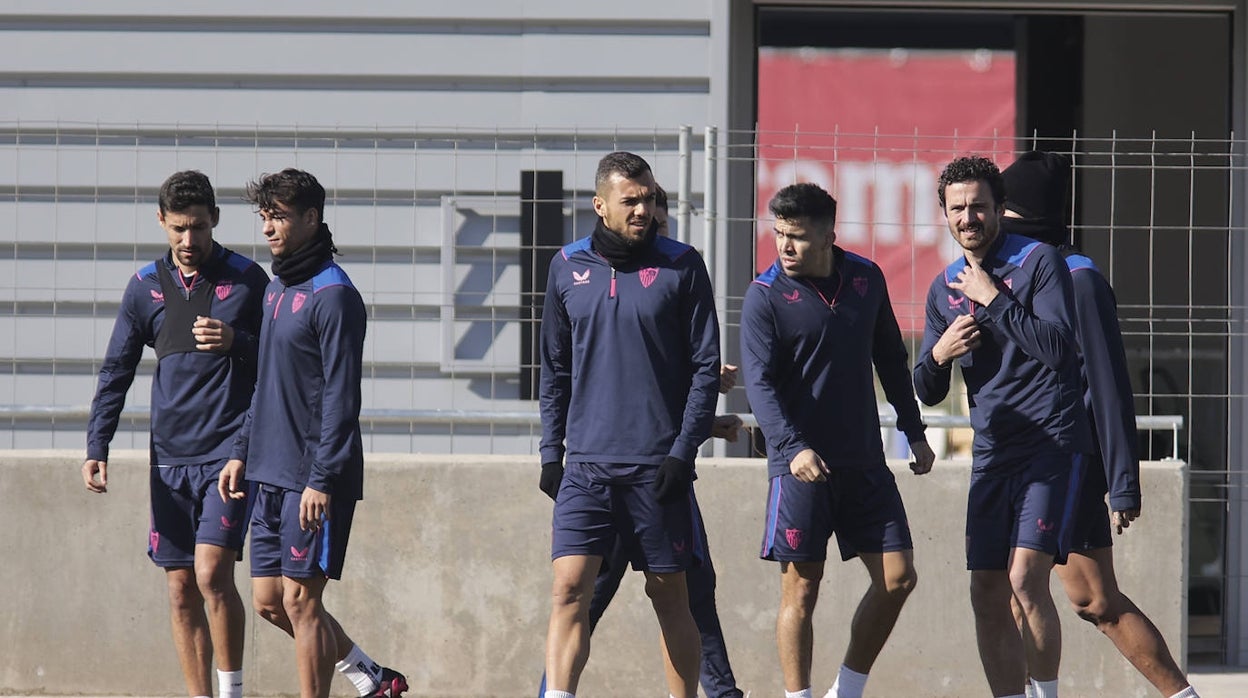 Los jugadores del Sevilla en el entrenamiento de este viernes