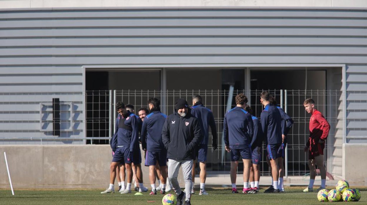 Sampaoli durante el entrenamiento de este viernes en la ciudad deportiva del Sevilla
