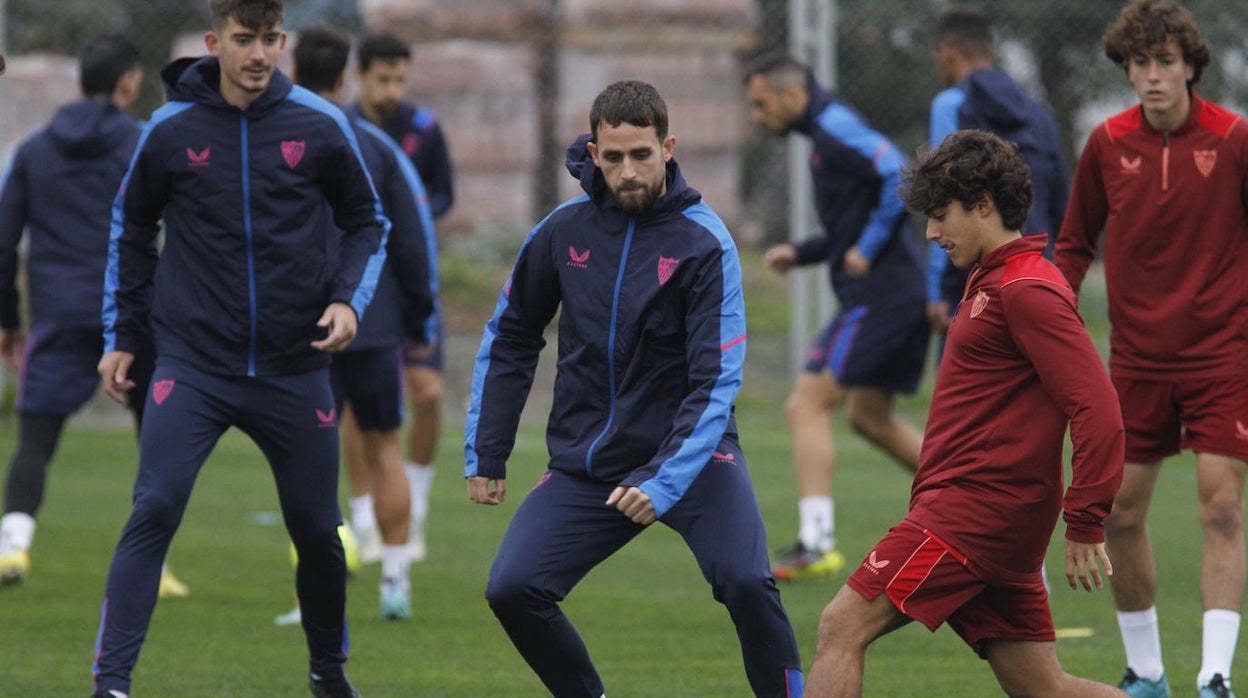 Januzaj durante un entrenamiento con el Sevilla