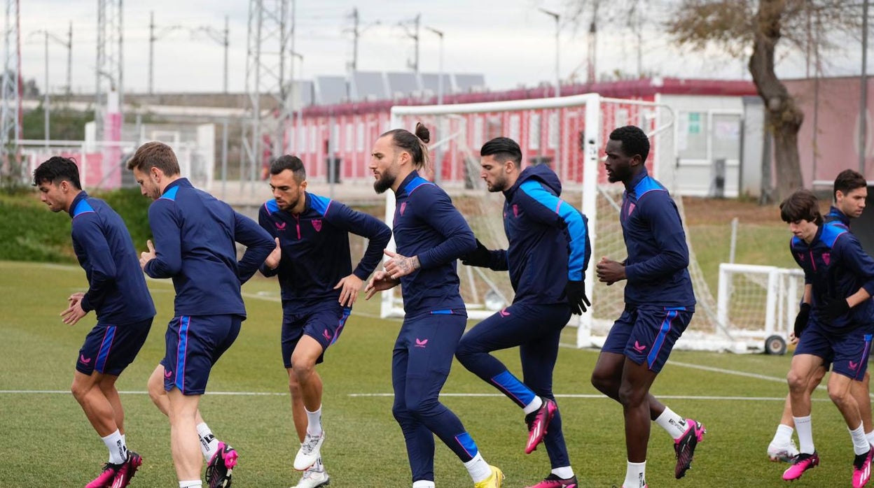 Los jugadores del Sevilla en el entrenamiento de este miércoles