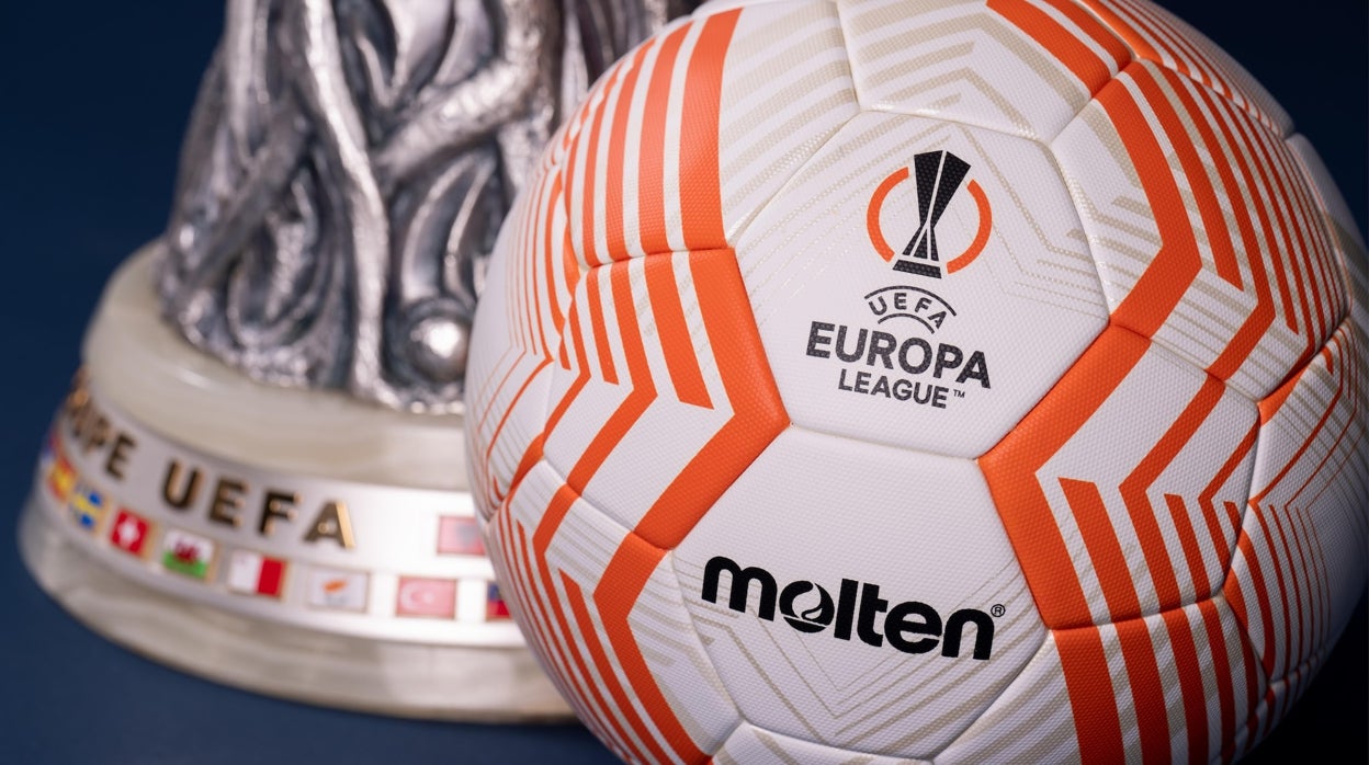 El trofeo y el balón oficial de la UEFA Europa League