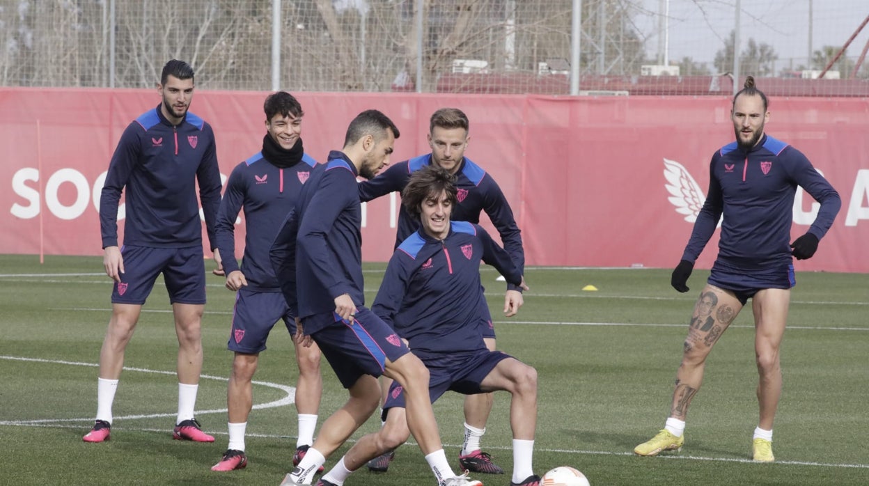 Los jugadores del Sevilla, en un rondo durante la sesión de ayer