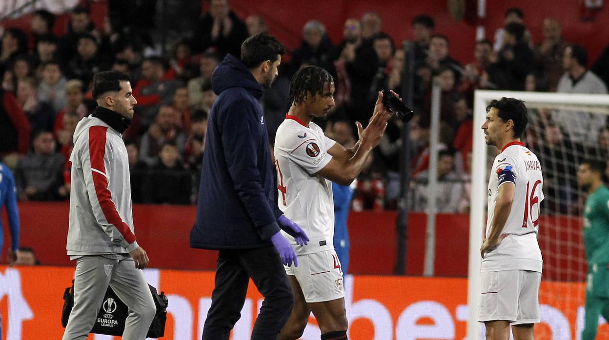 Badé se retira lesionado en la primera parte del Sevilla FC - PSV Eindhoven de la Liga Europa