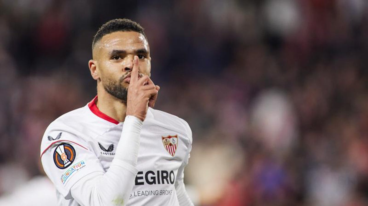 En-Nesyri celebra el primero de los goles sevillistas contra el PSV Eindhoven