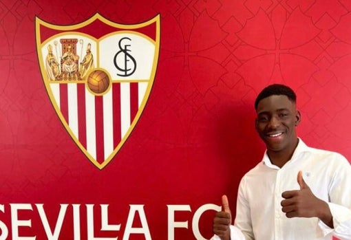 Pulgares arriba de Ibra Sow en su renovación como jugador sevillista