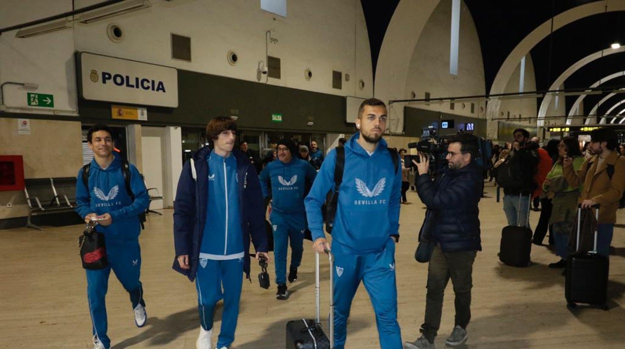 Navas, Bryan y Jordán, esta mañana en el aeropuerto de San Pablo