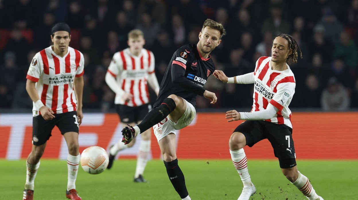 Rakitic da un pase ante Xavi Simons durante el PSV Eindhvoen - Sevilla FC
