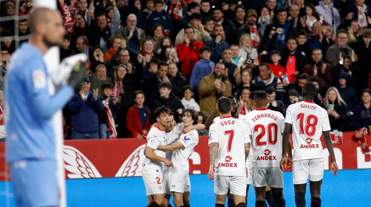 Los jugadores del Sevilla FC celebran uno de sus goles al Mallorca en el Sánchez-Pizjuán