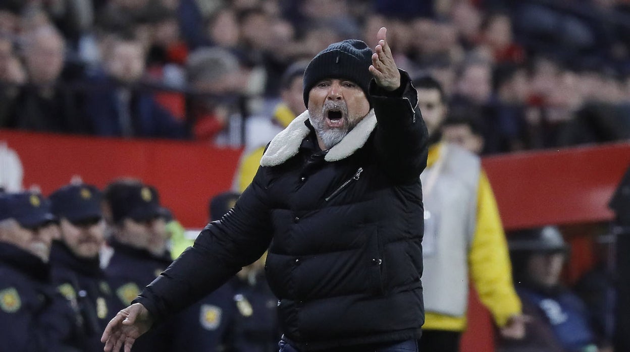 Sampaoli da instrucciones a sus jugadores durante el Sevilla -Osasuna