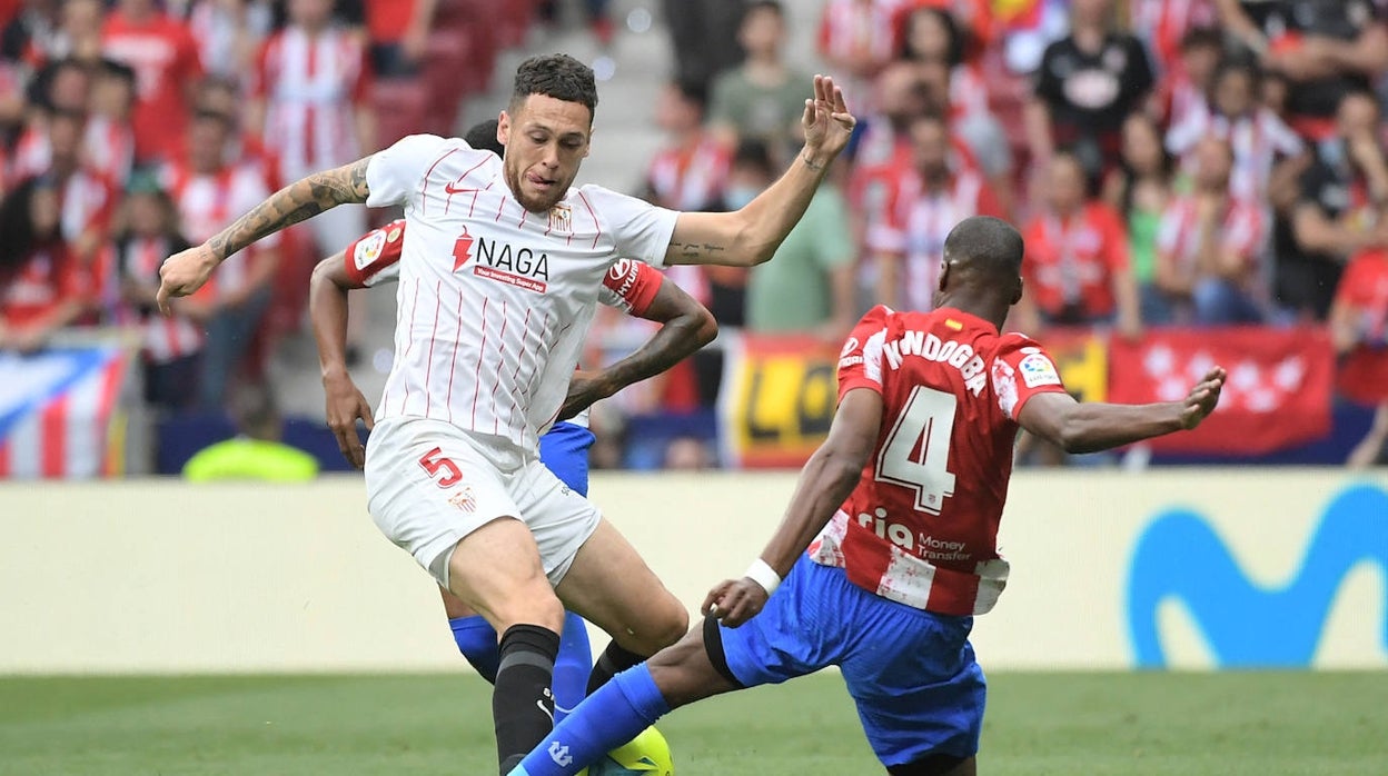 Un lance entre Ocampos y Kondogbia del Atlético Madrid - Sevilla FC de la temporada pasada