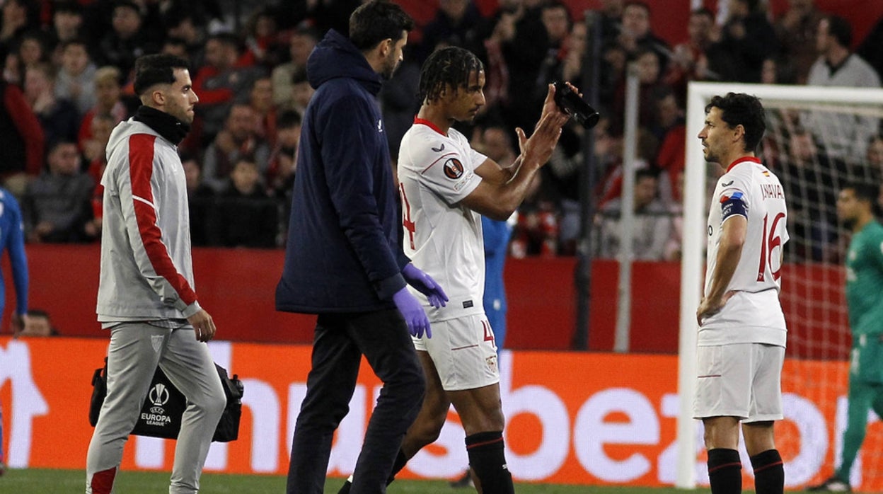 Badé se retiró lesionado en el partido de ida del play off de la Europa League ante el PSV