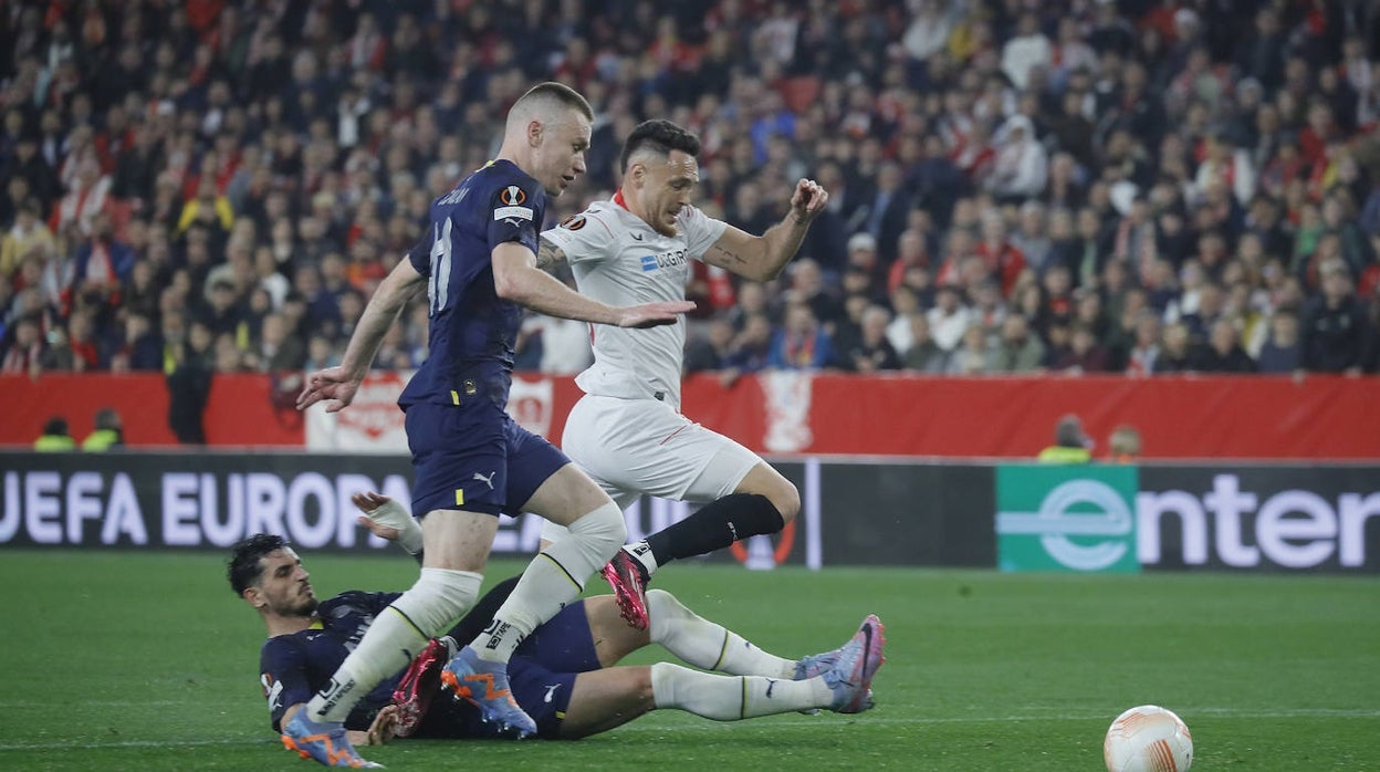 Un lance del encuentro de ida entre el Sevilla y el Fenerbahçe