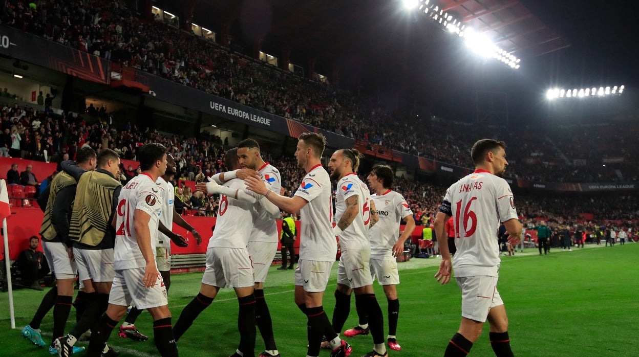 Los jugadores del Sevilla celebran tras marcar al Fenerbahçe en la ida