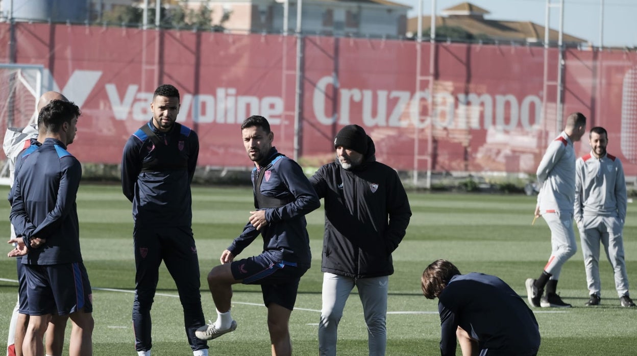 Sampaoli, con sus jugadores, en el entrenamiento de este miércoles antes de viajar a Estambul