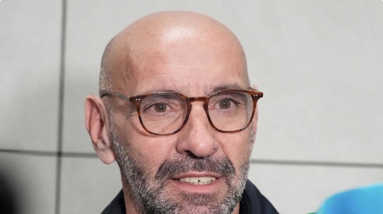 Monchi atendiendo a los medios en Estambul