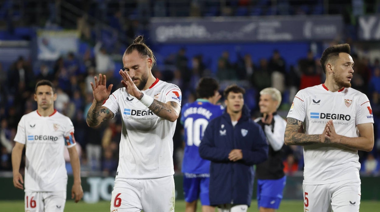 Los jugadores del Sevilla se acercan cariacontecidos a sus aficionados al término del partido en el Coliseum