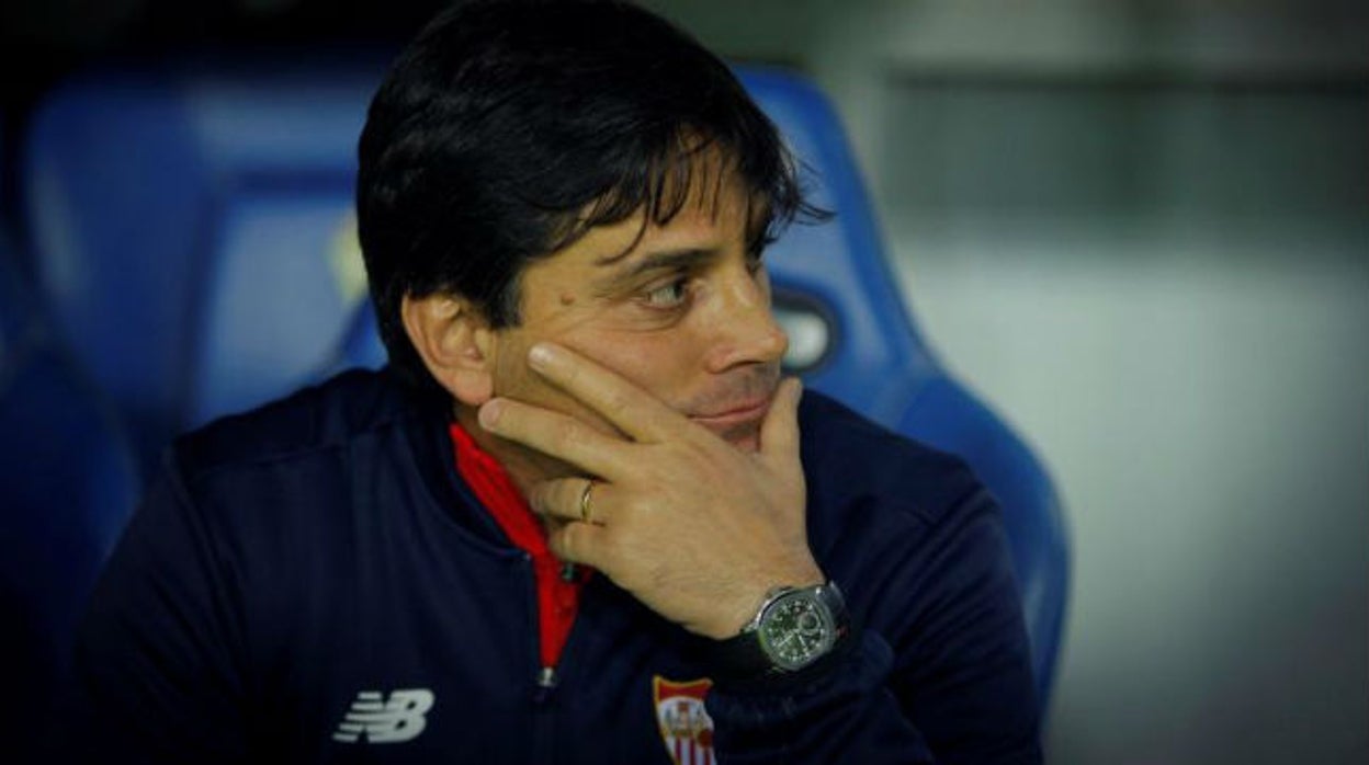 Montella, en el banquillo del Sevilla en la temporada 17-18