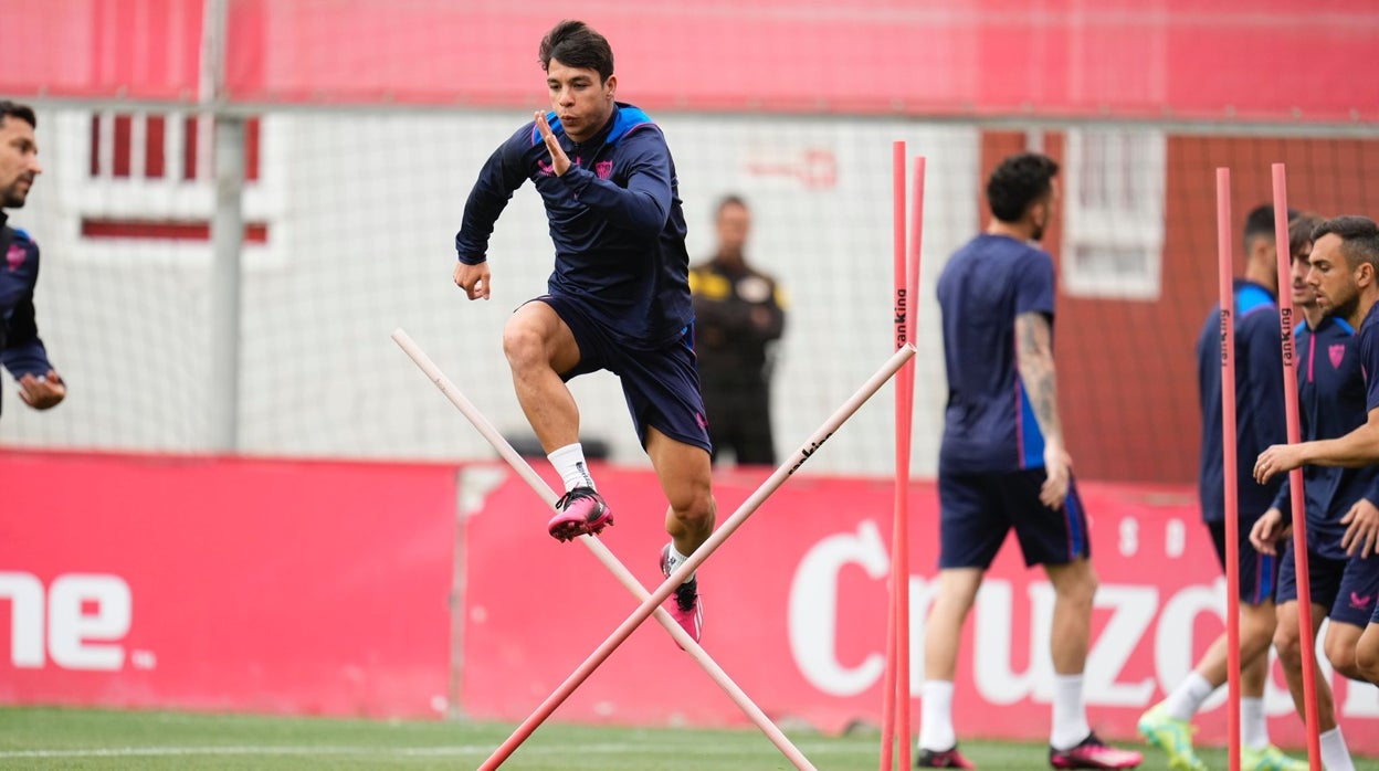 Óliver Torres, durante el entrenamiento del Sevilla