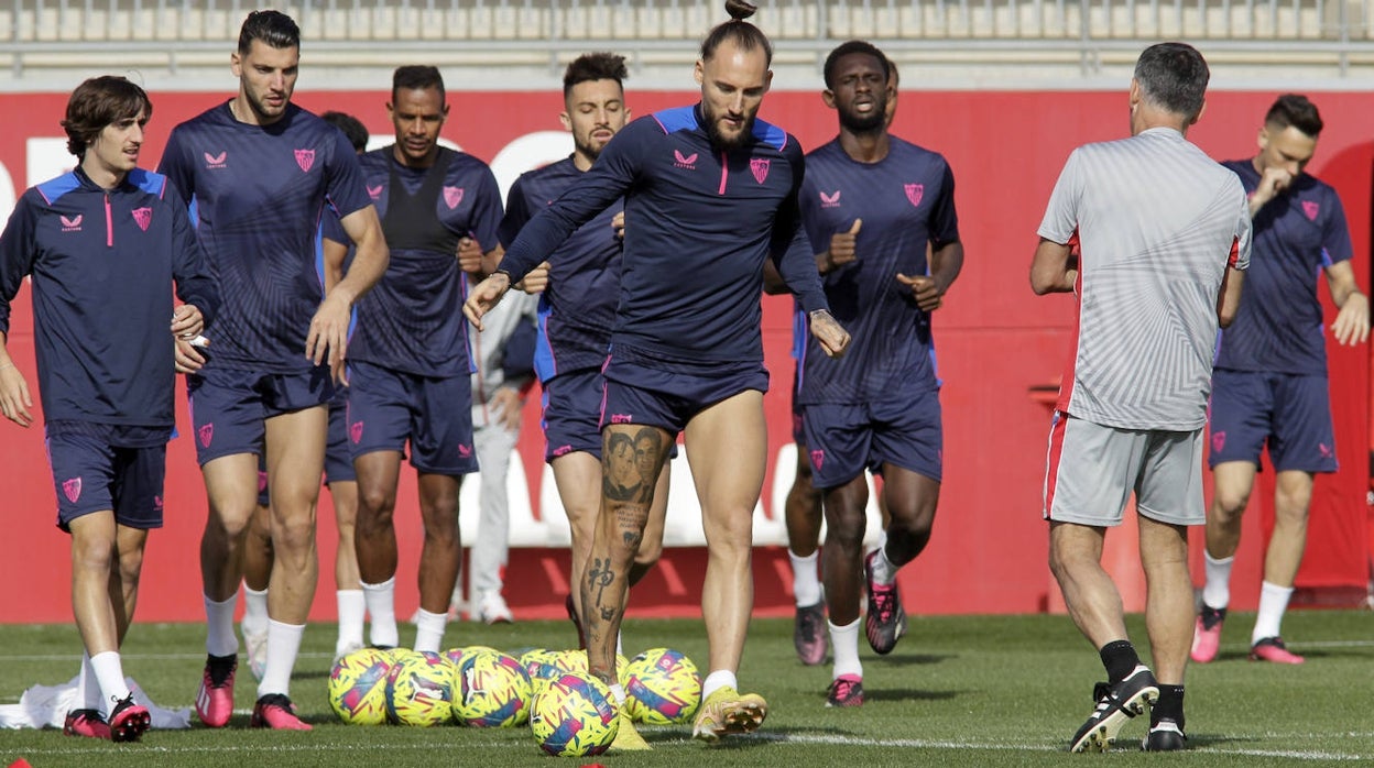 Entrenamiento del Sevilla en la ciudad deportiva