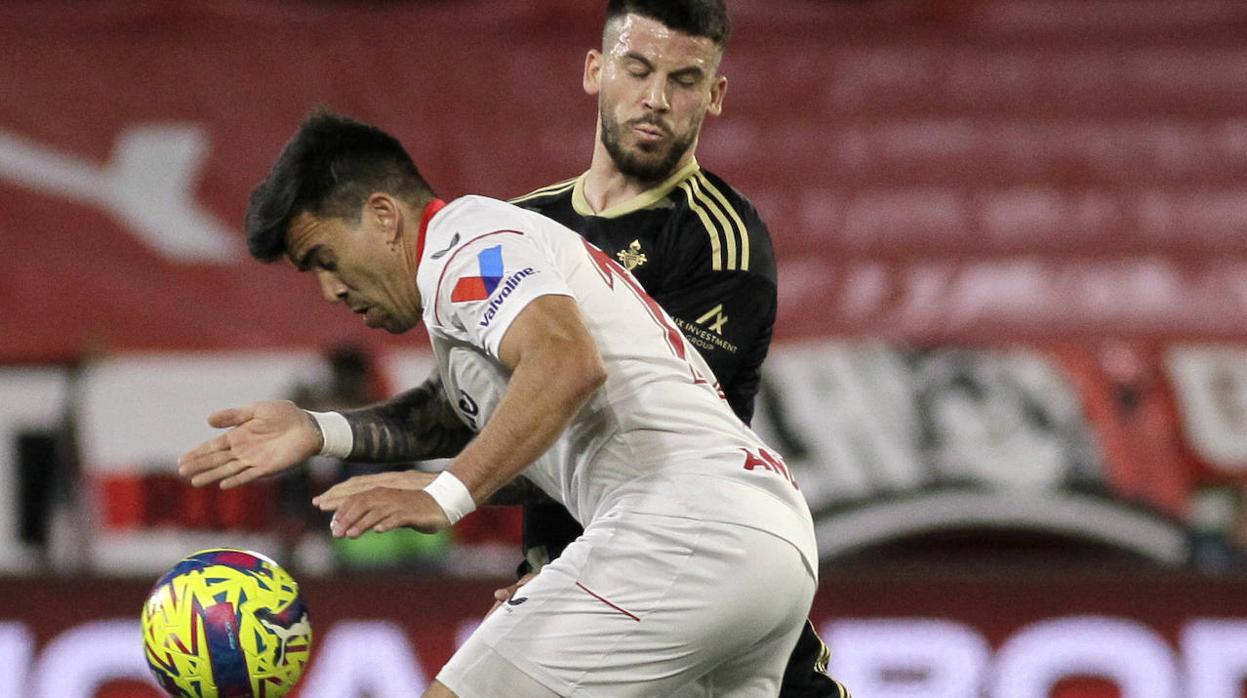 Acuña controla ante Carles Përez durante el Sevilla - Celta