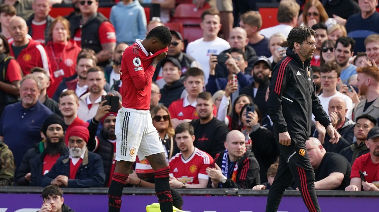 Rashford se retira lesionado en el Manchester United-Everton