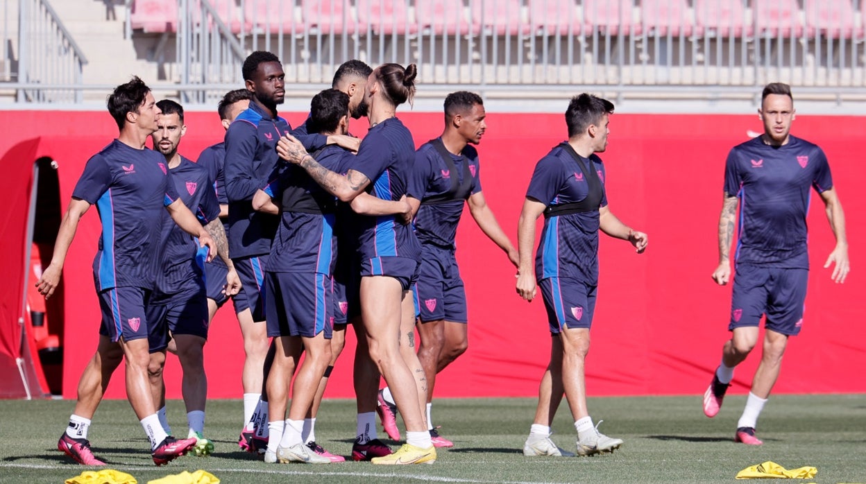 Último entrenamiento del Sevilla antes de viajar a Mánchester el miércoles