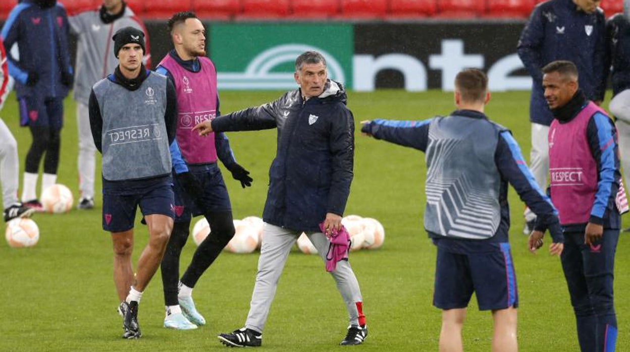 Mendilibar realiza indicaciones en el inicio de la sesión previa al partido de cuartos de la Europa League