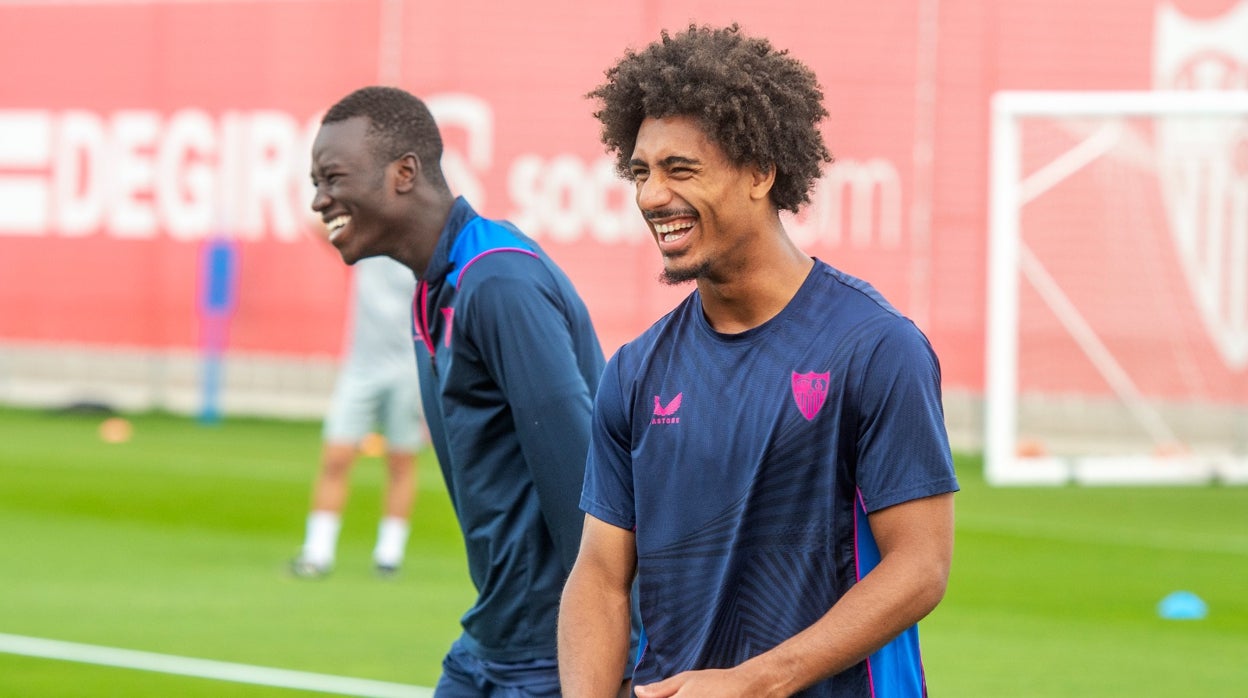 Pape Gueye y Badé sonríen durante el entrenamiento de ayer del Sevilla