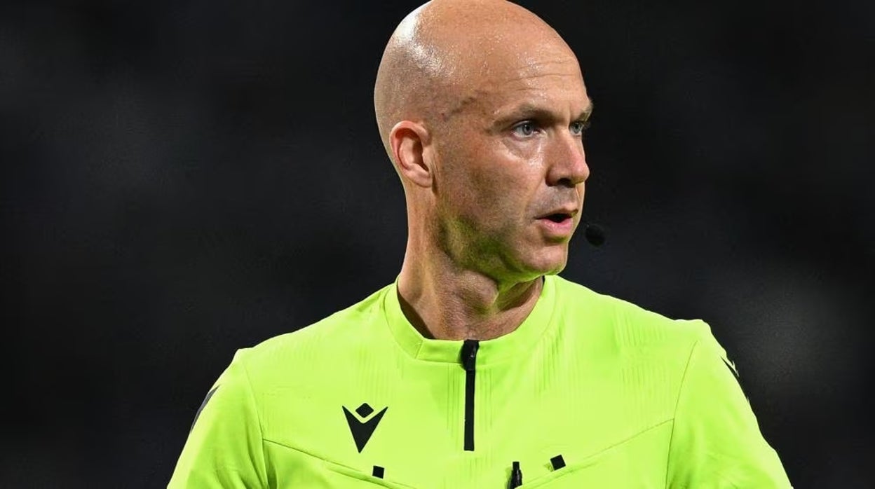 Anthony Taylor durante la disputa de un partido de la fase de grupos del grupo B