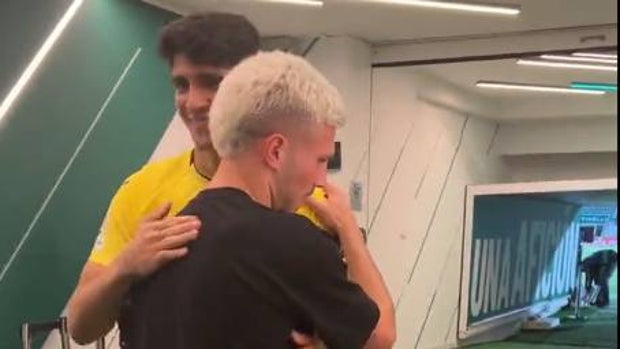 El emotivo reencuentro de José Ángel Carmona con sus compañeros del Sevilla FC