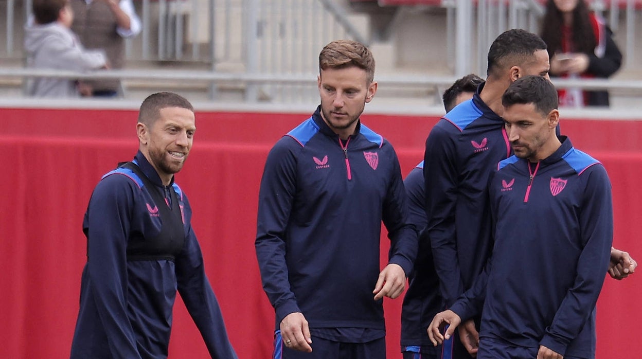 Papu Gómez, Rakitic y Jesús Navas, en un entrenamiento reciente del Sevilla