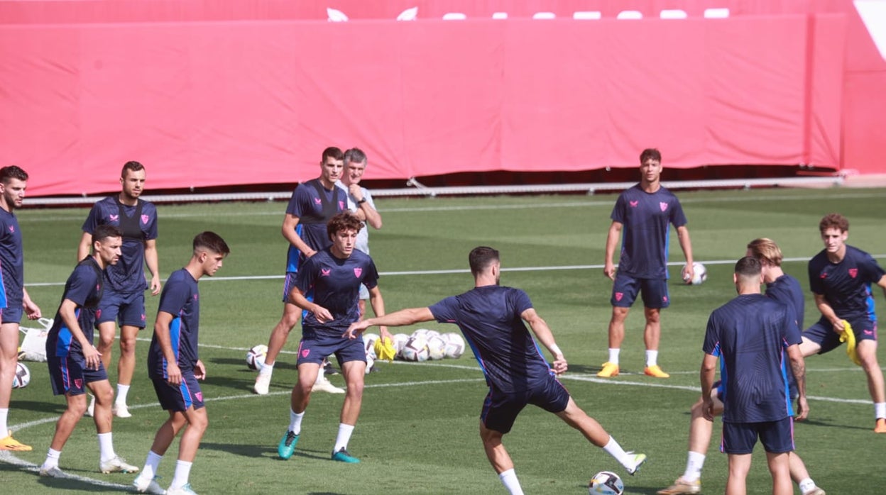Mendilibar atiende al entrenamiento del Sevilla