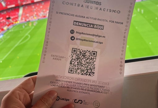 Octavillas repartidas por el Ramón Sánchez-Pizjuán antes del Sevilla - Real Madrid