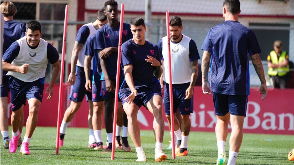 Pleno de efectivos del Sevilla FC en el último entrenamiento antes de viajar a Budapest