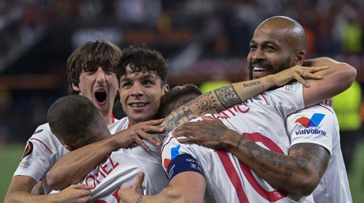 Los jugadores del Sevilla, abrazados tras acabar la tanda de penaltis