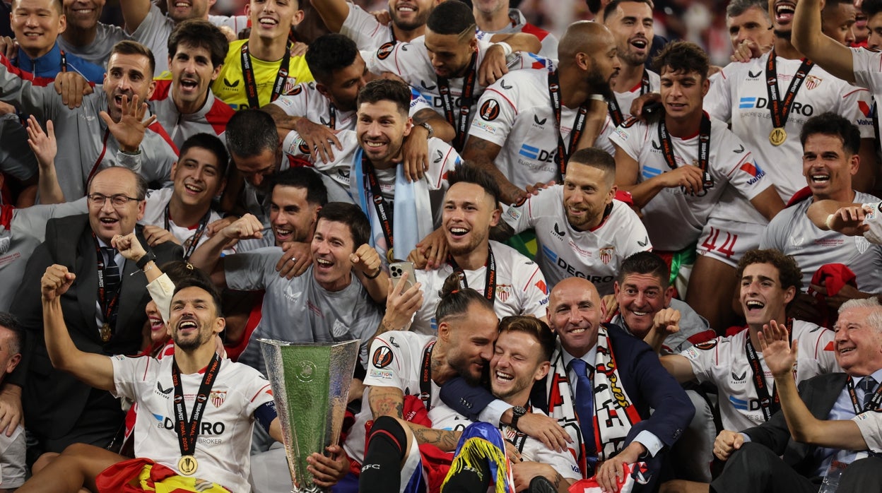 Los sevillistas celebran su séptima Europa League en Budapest