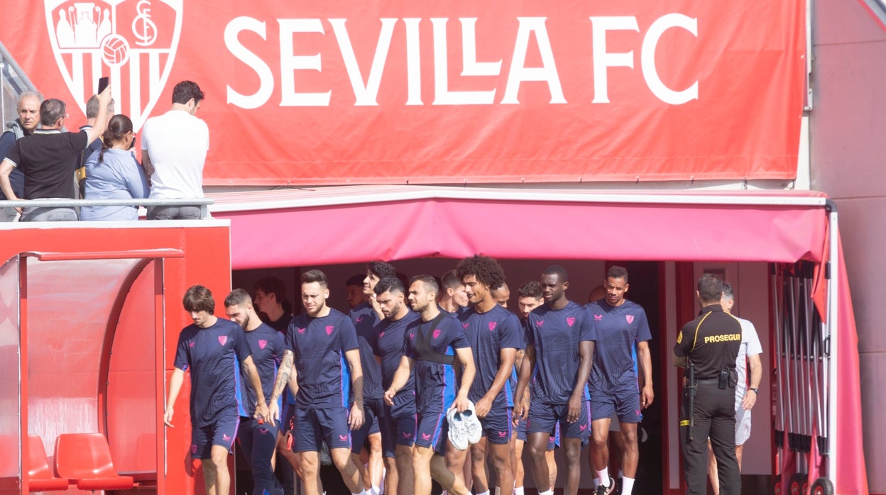 Los jugadores del Sevilla saltan al césped del Estadio Jesús Navas