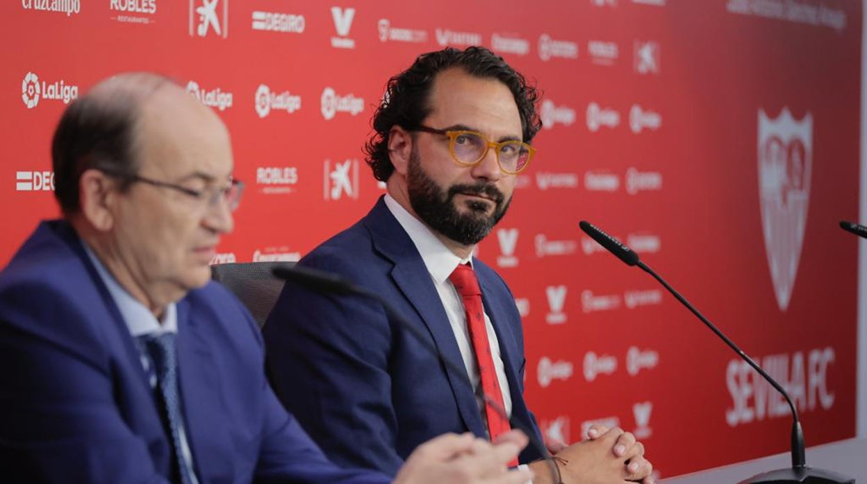 Víctor Orta junto al presidente Pepe Castro en su presentación