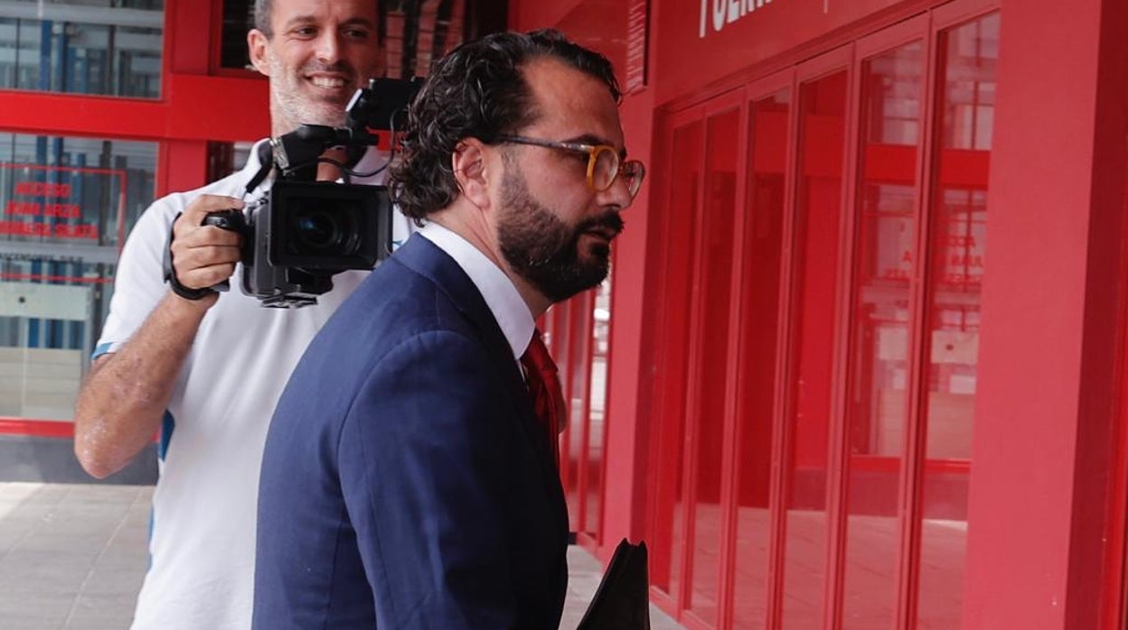 Víctor Orta llegando a las oficinas del estadio Ramón Sánchez-Pizjuán