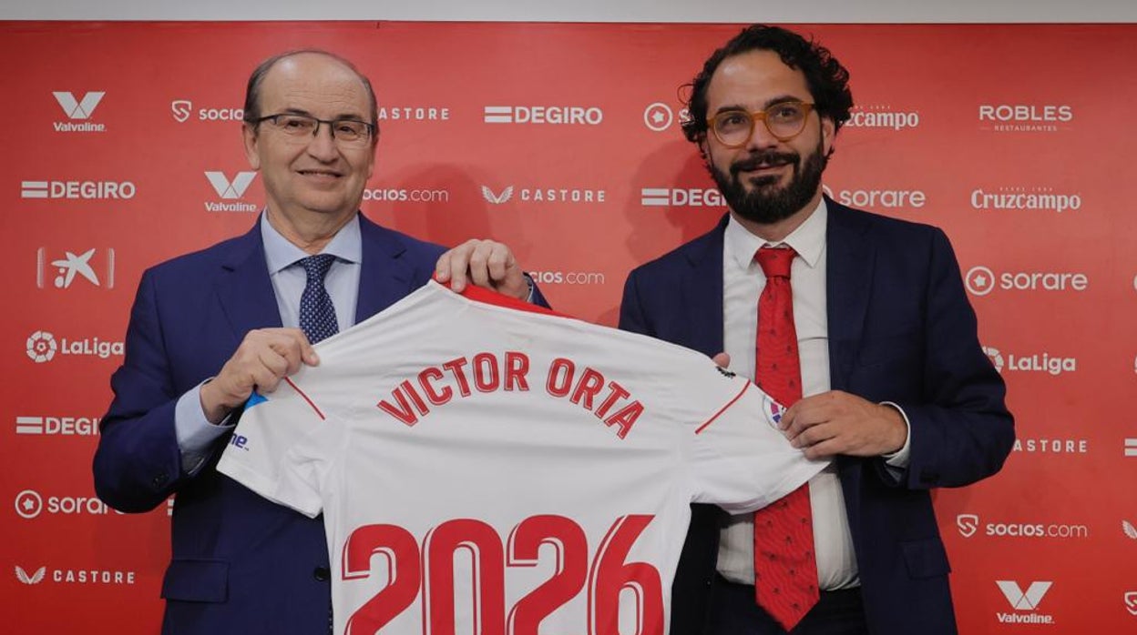 Víctor Orta posa como nuevo director deportivo del Sevilla