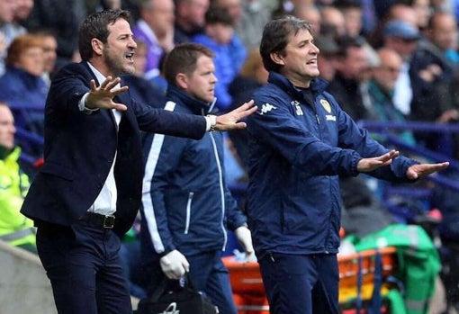 Thomas Christiansen y Julio Bañuelos, en un partido del Leeds United