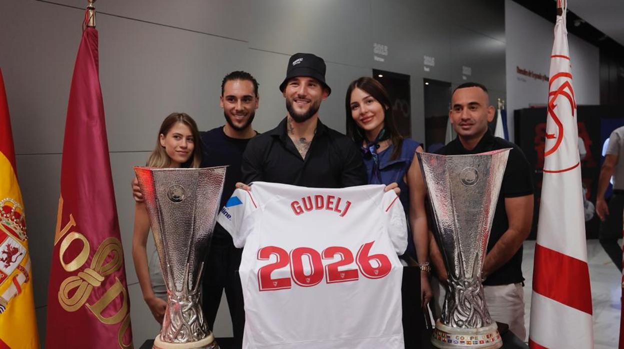 Gudelj, con su familia y las dos Ligas Europa que ha alzado, en el acto de su renovación con el Sevilla FC hasta 2026