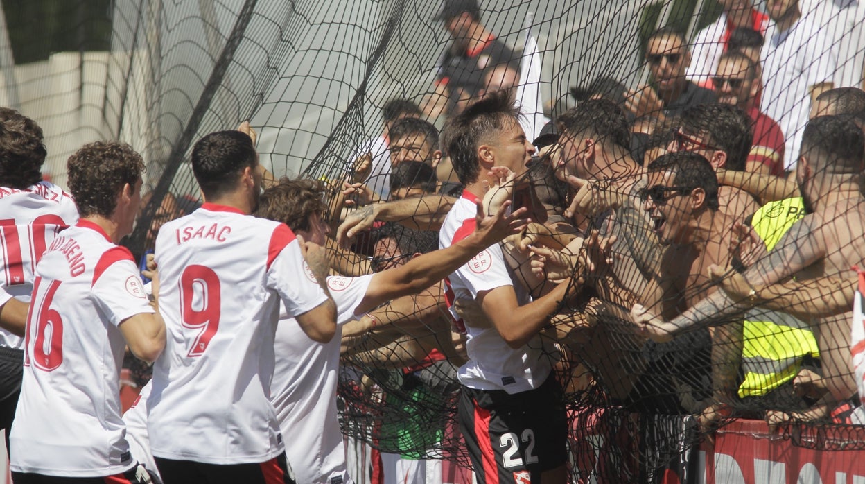 Miembros del Sevilla Atlético celebrando la permanencia en 2ªRFEF