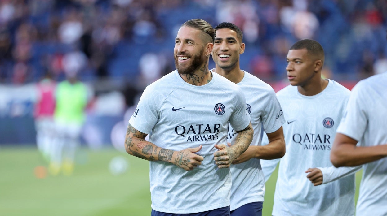 Sergio Ramos calentando con sus compañeros del PSG
