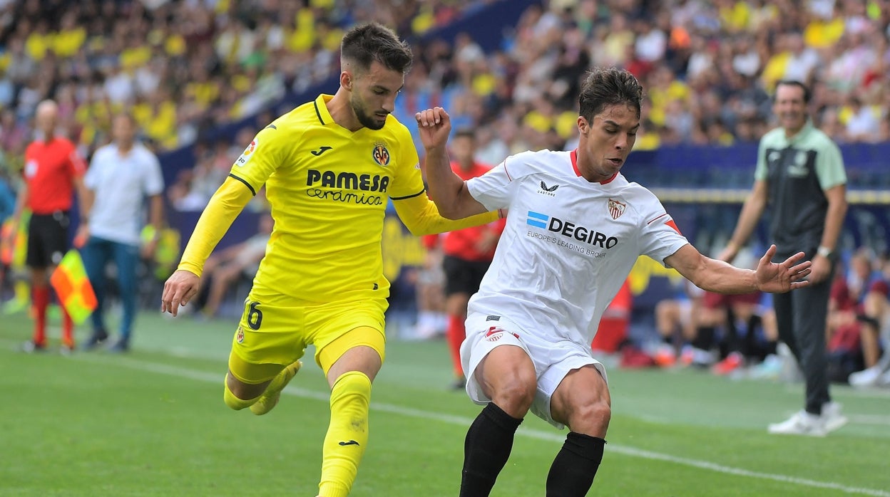 Óliver Torres disputa un balón durante un encuentro ante el Villarreal CF